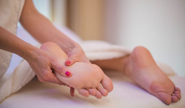 ماساژ رفلکسولوژی پا برای تسکین تنش‌ها و تقویت سلامت بدن در سان لس کلاردشت و تهران